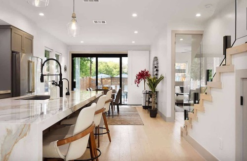 East Cesar Chavez House | Pool + Hot Tub, 6 Rooms, Luxury Downtown Retreat
