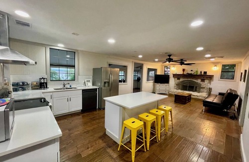 La Hacienda Estates House | Pool House in Austin,Lake Travis Views! 4 bedroom 3 bath,
