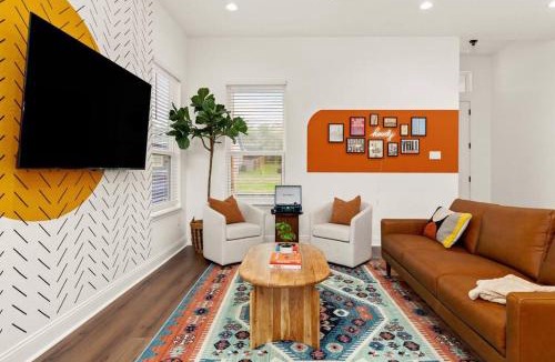 Denver Heights House | Pool-MovieTheater KING BED & 5 minutes to Alamodome