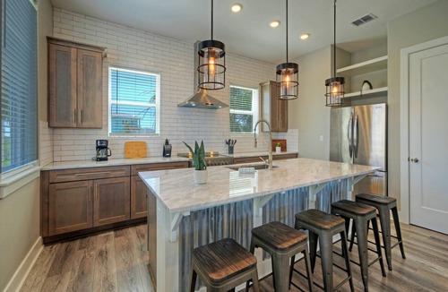 Bella Vista House | Port A Retreat Shared Pool + Hot Tub Short Drive to Beach | Das Strandhaus