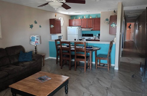 Port Aransas Condo | Port Aransas condo in the heart of town' LP217B
