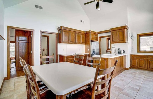 Cleburne House | Post Oak Estate - Pool, Barn, 2 Guest Homes, 16 Ac