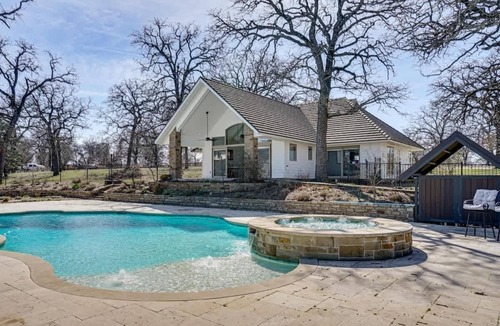 Cleburne House | Post Oak Estate - Pool, Barn, 2 Guest Homes, 16 Ac