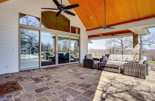 Cleburne House | Post Oak Estate - Pool, Barn, 2 Guest Homes, 16 Ac
