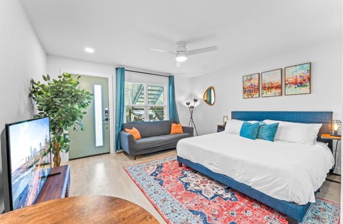 Travis Heights Apartment | Prime SoCo boutique studios with laundry WiFi 7 Min to DT