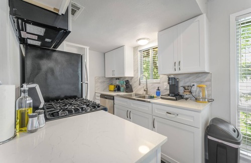 Zilker Apartment | Prime Soco Chic 2BR King Suite w Pool Parking
