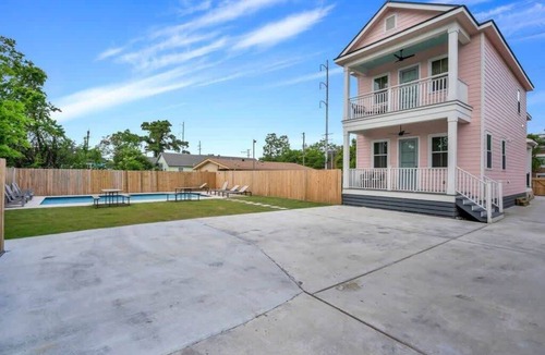 Dillard Apartment | Pristine 4BD w Pool | Driveway Parking | Balcony