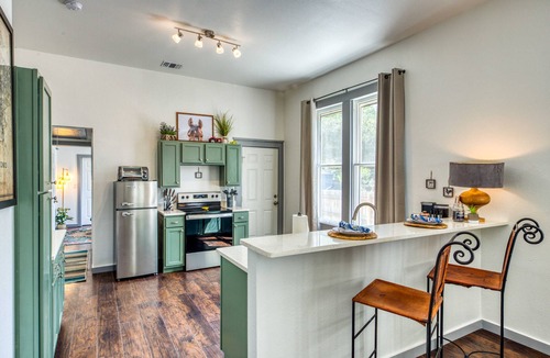 Southtown Apartment | Private 1BR Retreat - Fenced Yard - Workspace - Pets Welcome!
