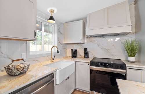 Houston House | Private 4BR/3BA Home Near IAH Sleeps 9 Fast WIFI Work Stays & Groups