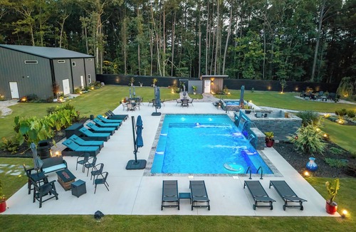 Royal House | Private Boutique Escape Near Lake Ouachita- Pool + Hot Tub - Sleeps 18