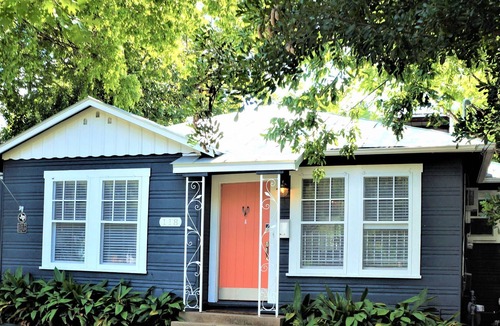 Southtown House | PRIVATE & CLEAN- WALK the RIVERWALK/ALAMO. Highly desirable Southtown location!