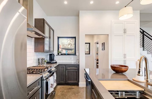 Barton Heights House | Private Downtown Compound w/Roof deck+ Guesthouse