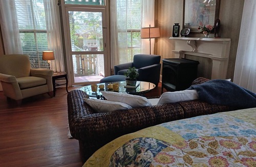 Downtown Little Rock Cabin | Private Garden, Jacuzzi Tub, Fireplace, In-Cottage Breakfast & Walking Distance to SoMa Are Just the Beginning!