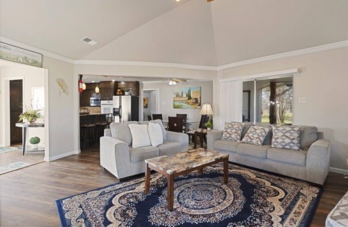 Calera House | Private Guest Suite + Zipline + Hot Tub + Starlink + Game Room-Near Lake Texoma