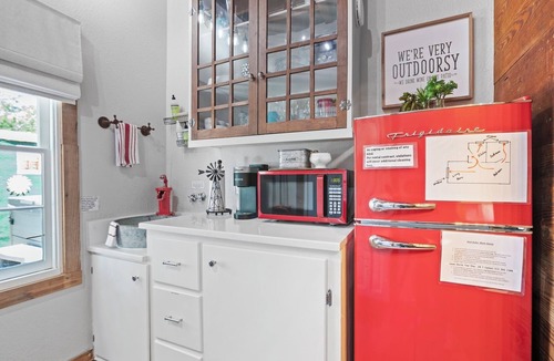 Fredericksburg Cottage | Private Hot Tub - 1.4 miles to Main Street - 5 minute drive.