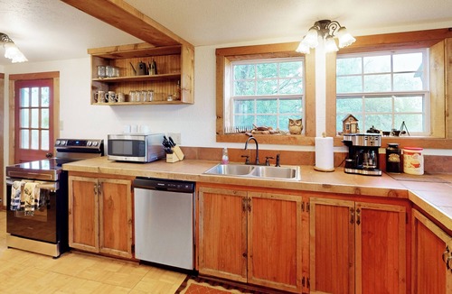Groesbeck Cabin | Private Hot Tub & Views! Cozy Cabin on Aim Ranch