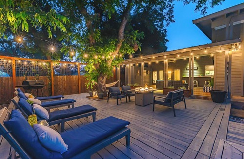 Shearer Hills - Ridgeview House | Private Jetted POOL, Firepit & BBQ in a Stunning House By Airport