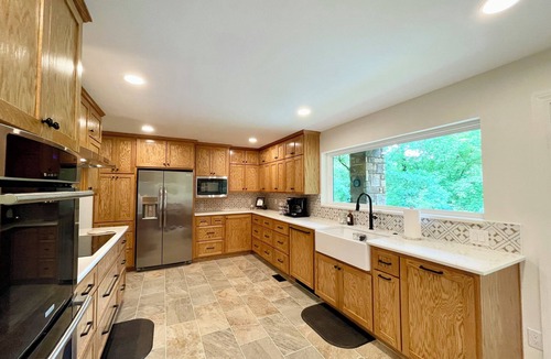 Mid America House | Private Lakeside Retreat w/private pool & boat dock. 15 to downtown Hot Springs.