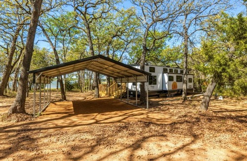 Corsicana House | Private Lakeside RV Escape with Hot Tub