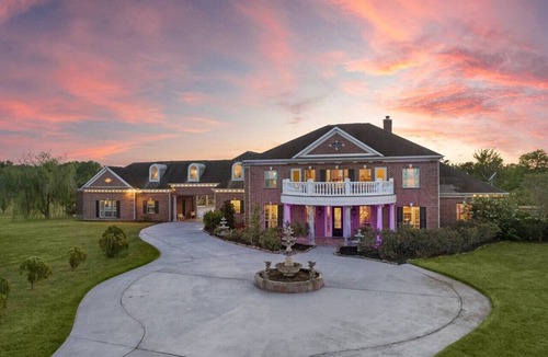 Dickinson Villa | Private Luxury Estate Retreat 8 Acres Near Galveston and Houston