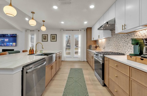 Irving House | Private Pickleball Court Near AT&T Stadium DFW&DAL airport convention center