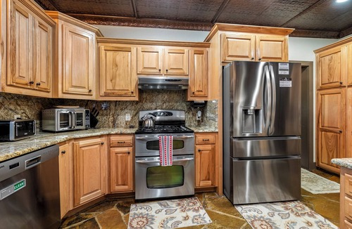 Rogers House | Private Resort Estate: Swim-Up Bar, Pool & Pickleball