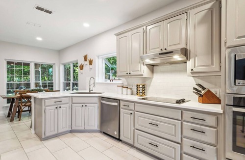 Melissa House | Private Retreat Near Wedding Venues – Pet Friendly with a Hot Tub & Fire Pit!