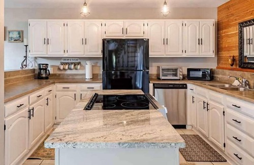 Cedar Creek House | Private Retreat w/Animals. Outdoor Fire pit/BBQ