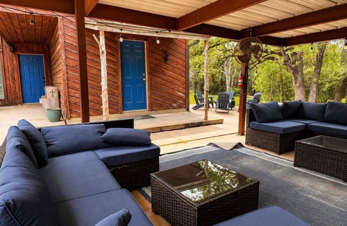 Cedar Creek House | Private Retreat w/Animals. Outdoor Fire pit/BBQ