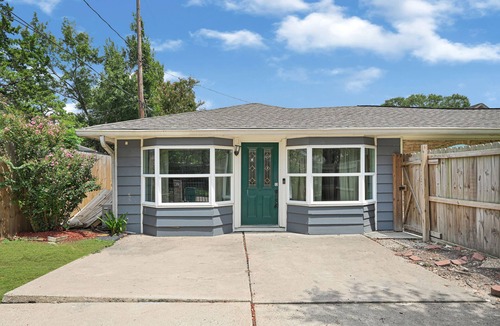 Sharpstown House | Private Retreat w/Pool, Patio, BBQ! 6BR 3BA Gem