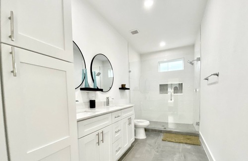 Cityplace House | PROMO 20% WEEKLY AND 25% MONTHLY DISC Clean lines Cool Tones Sleek Modern Design