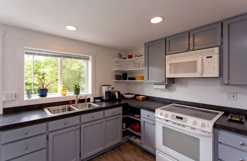 Hood River House | Quaint & cozy home in DT Hood River, AMAZING Views off the privacy deck