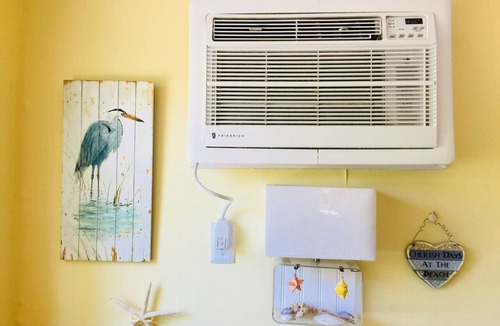 Ogunquit Apartment | Quaint Ogunquit Condo 5 Min.Walk To Perkins Cove & Marginal Way