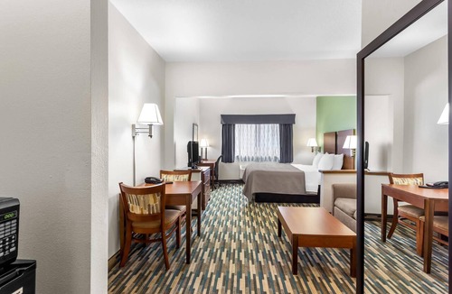 Beloit Hotel | Quality Inn Beloit