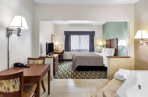 Beloit Hotel | Quality Inn Beloit