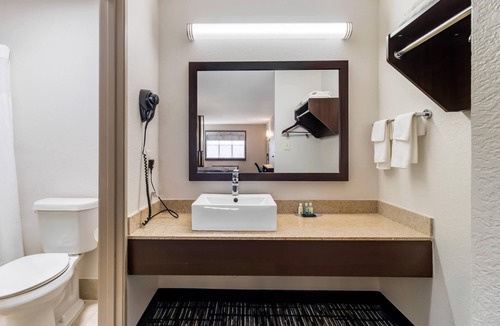 Wetmore Hotel | Quality Inn & Suites Near Six Flags and Medical Center