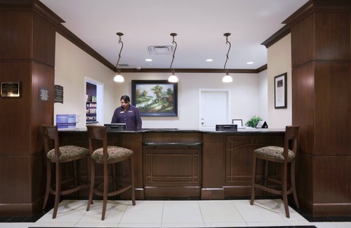 Lafayette Apartment | Queen Studio Near LFT | Free Daily Breakfast, Outdoor Pool + Hot Tub Access