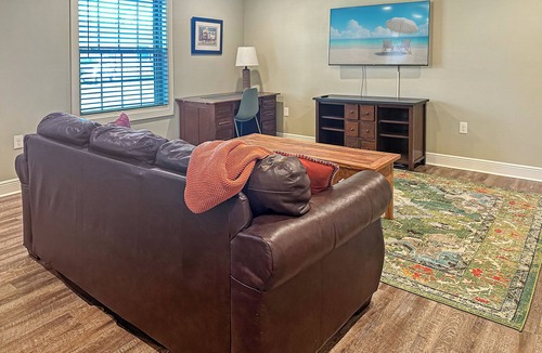 Jefferson Apartment | Quiet 2BR Extended Stay Retreat | .3 mi to Ochsner