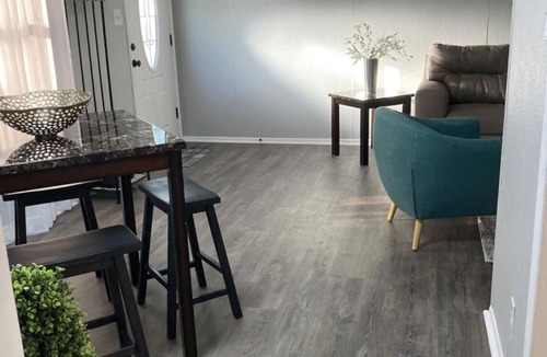 Central City House | Quiet and Cozy Cottage -10 minutes from the beach!