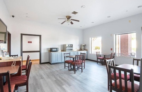 Clute Hotel | Quiet Private Room Near Clute Lake – Safe & Affordable Stay