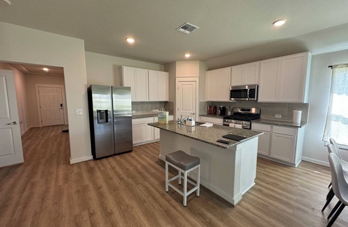 Del Valle House | Quiet spacious 5-bedroom house with huge fenced yard near COTA, Tesla, Airport