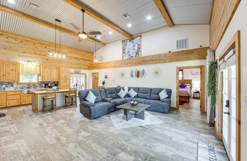 Quitman Cabin | Quitman Lakefront Cabin w/Screened Porch & Grill!