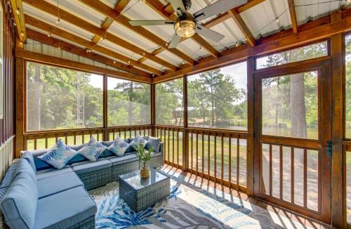 Quitman House | Quitman Lakefront Cabin w/Screened Porch & Grill!