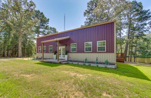 Quitman House | Quitman Lakefront Cabin w/Screened Porch & Grill!