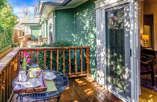 Siskiyou-Hargadine Historic District Cottage | Railroad District, steps to downtown, everything you need to enjoy Ashland!