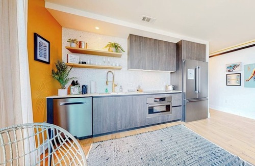 Rainey Street Historic District Condo | Rainey Street condo w/city-view balcony, rooftop pool & gym - Dogs OK