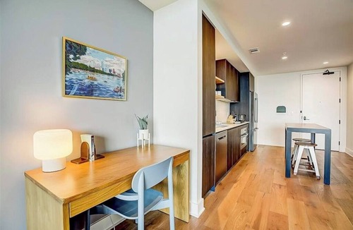 Rainey Street Historic District Condo | Rainey Street condo w/lake & sunset-view balcony - rooftop pool & gym