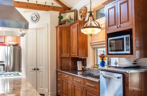 Ennis House | Ranch Retreat with Views | Stay 5 Get 1 Free + Extended Stay Refunds.