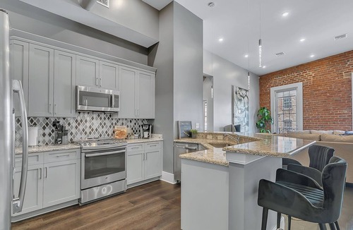 Central Business District Apartment | 📸 RARE! Experience NOLA NOT Found in a HOTEL! 2 Personal Balconies| 3 Beds+Queen Sleeper Sofa📸