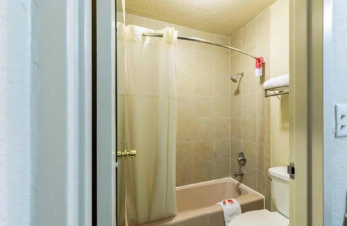North Shore Hotel | Recharge in a Welcoming Room While Exploring Downtown Houston & Nearby Sights